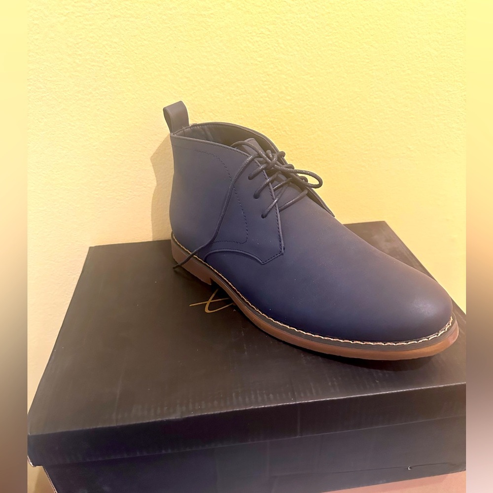 Toecap men’s shoe size 7 navy color perfect for any ocassion!! New-